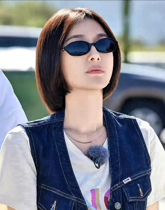 秦岚穿紧身裤戏水身材冲上热搜！姐姐的腰不是腰，是夺命弯刀