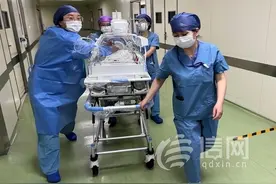 早产三胞胎宝宝仅“巴掌”大小 100余天后母婴四人闯“关”成功图片