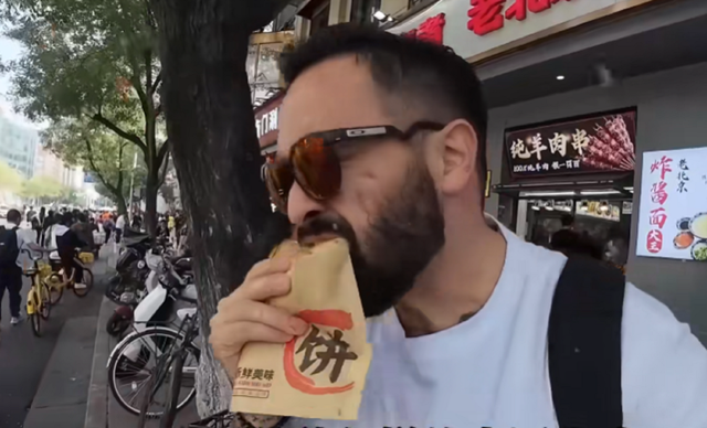 美国博主第一次来中国旅游，一天后直言：中国到处充满“危险”