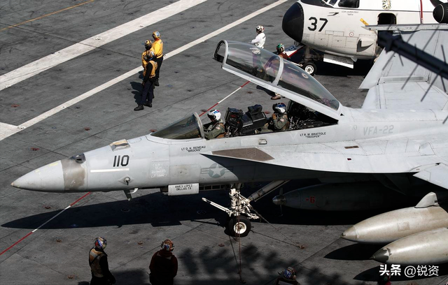美国战机引起热议！航母暴露致命短板，中国总结经验转化成果