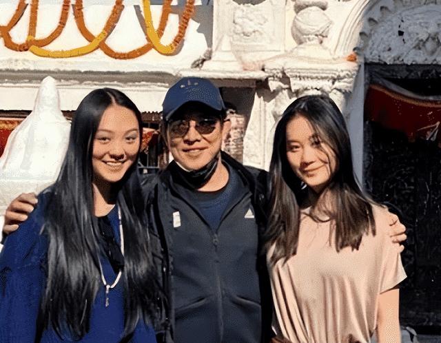 同是李连杰的基因，黄秋燕的女儿和利智的女儿差距太大，令人唏嘘