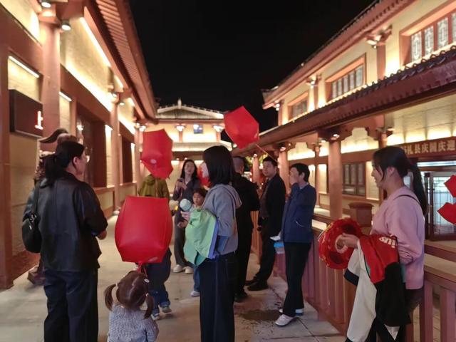 秦皇祖邑千年韵，祁山灯会万古情