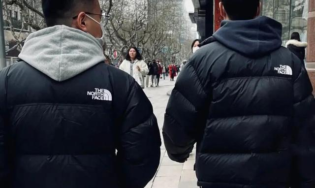 被国人“过度吹捧”的三大羽绒服品牌，实际都是智商税，你有几件
