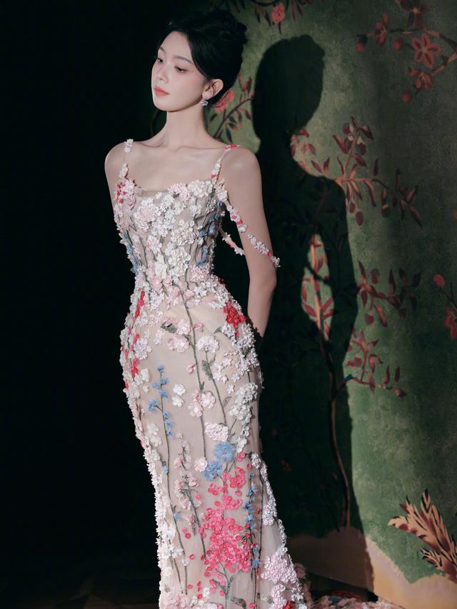 身穿花裙 风情万种的陈瑶