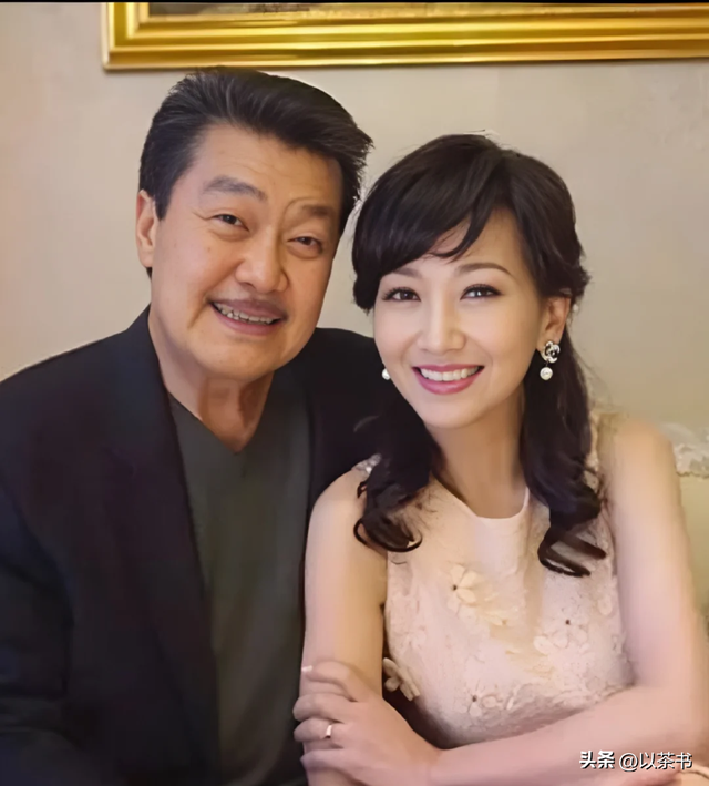 越来越不对劲！72岁赵雅芝和年轻人斗舞不在话下，与李连杰有一拼