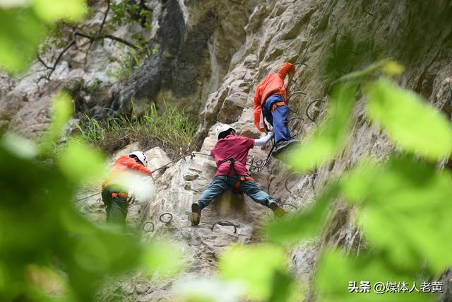 六盘水月照神雕峰吸引全国夏令营学生“清凉凌空漫步”打卡体验