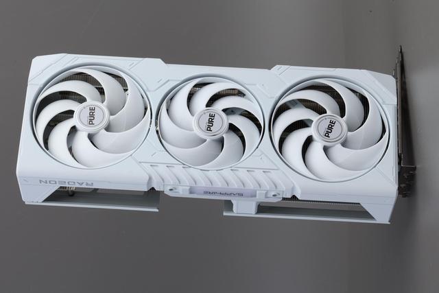 光栅游戏胜过RTX 5060 Ti，专业领域全面加速4倍领先！蓝宝石RX 9070 GRE极地OC显卡评测