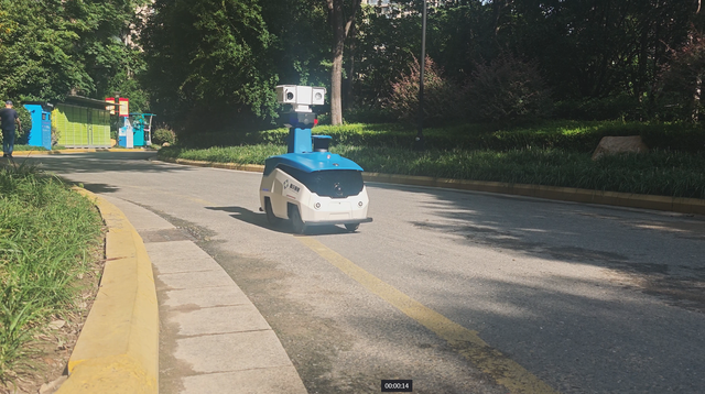 让乱停车、垃圾堆难题彻底退场！银杏苑小区的安保巡检机器人