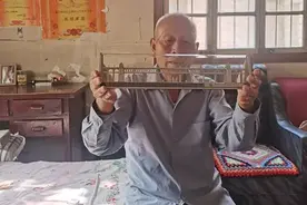 75岁老人独自离家，骑行一个月去看长江大桥图片