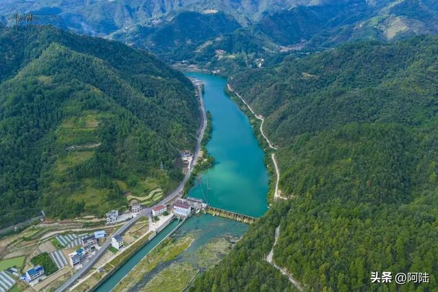 三门滩离镇远古城不远，㵲阳河畔常见当地人垂钓、游泳和露营