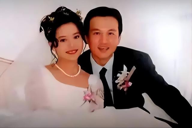 被畸形母爱毁掉的星二代：母乳12年，同床15年，荒唐的事还在后面