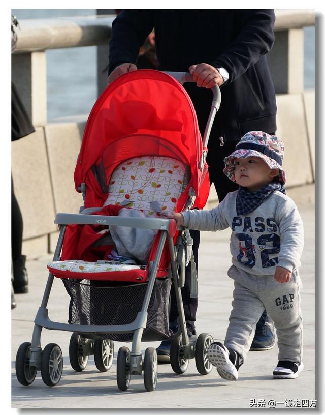 漫步丹东鸭绿江畔，可以隔江望见对岸的朝鲜