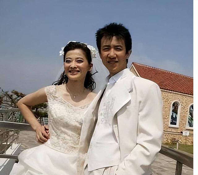 李小冉为他流产2次，梅婷养他6年，今娶小15岁娇妻，鄢颇凭什么？