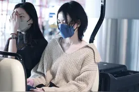 王菲李嫣机场同框！18岁李嫣双手抱胸气质高冷，从头到脚都像王菲图片