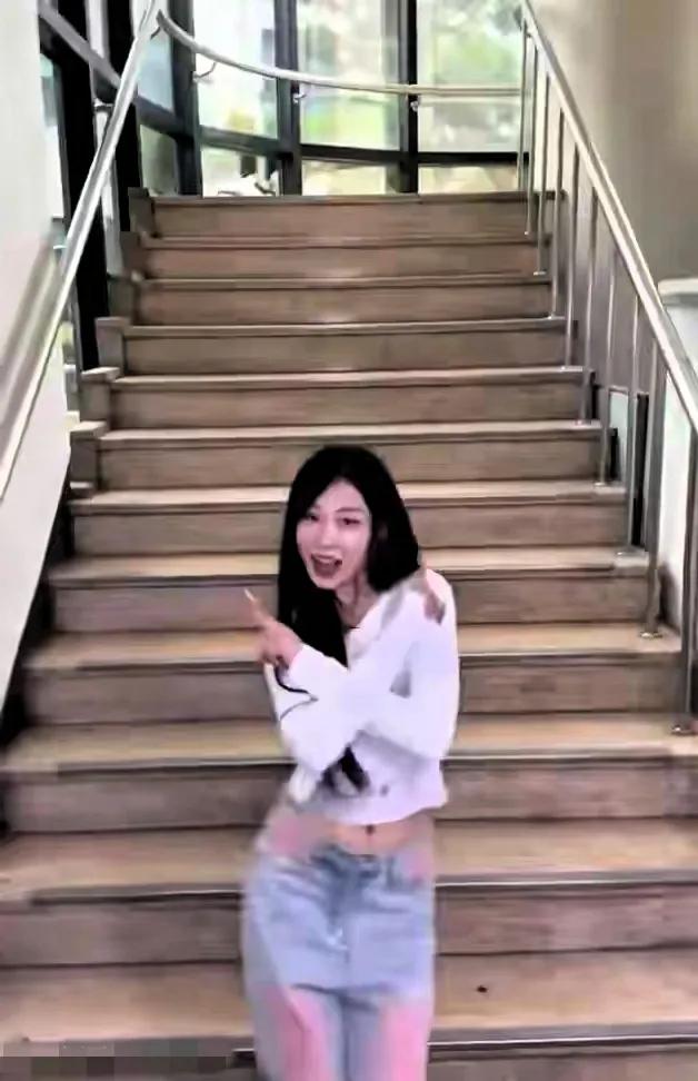 小沈阳爱女沈佳润 神仙颜值精致脸庞 娱乐圈里被誉为最美的女神