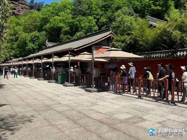 【多彩“双节” 畅游麦积】在麦积山的绚烂秋色中邂逅“东方微笑”