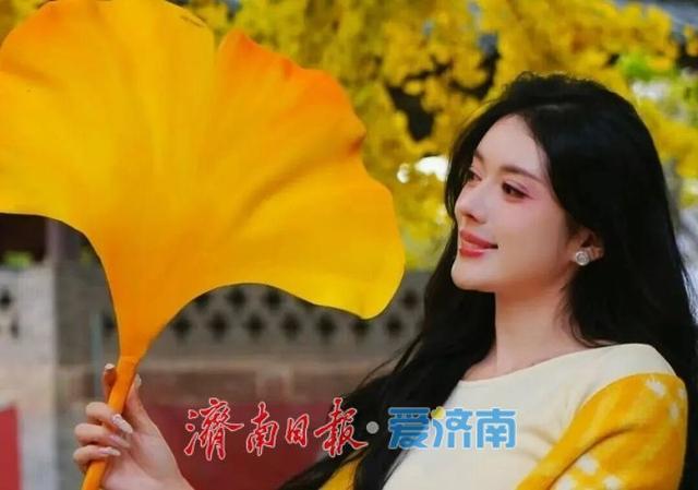 堵车不堵心，人多不误景，云边银杏正温暖风影