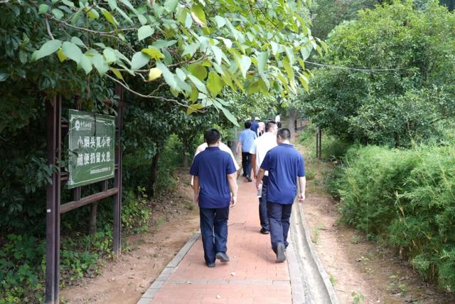 登高望远强体魄，凝心聚力共奋进