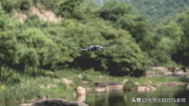 从废墟到苍穹——大疆四十年，把“不可能”写成“必须飞”