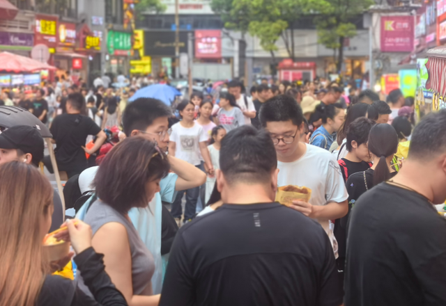 贵州已经失守！避暑圣地游客望不到头，吃碗小吃比攻城还难