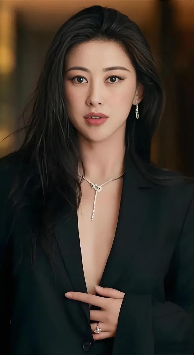 朱珠真空出门这波操作，我有几句实在话想说：好小 比我想的小多了