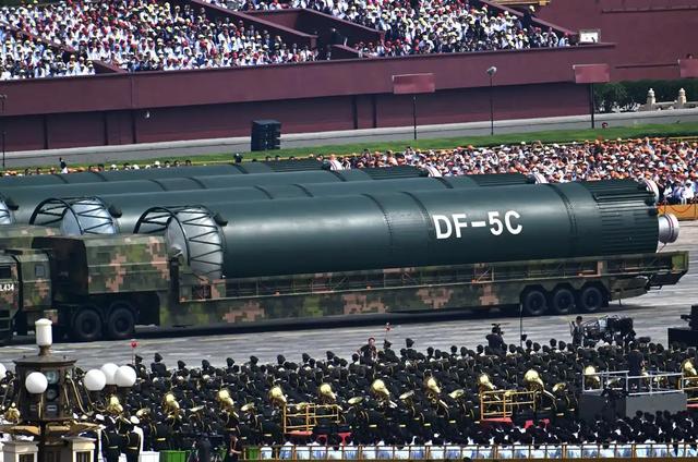 美国就算一动不动，中国20年也追不上？九三阅兵后，局势已被改写