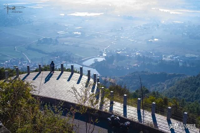 大理郊外的G214国道有个观景台，是只适合骑友去打卡的好去处