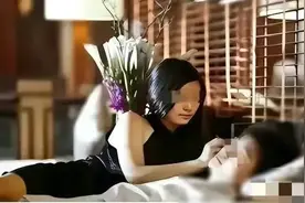 “躺采”女技师性感动作太辣眼，终遭曝光！图片