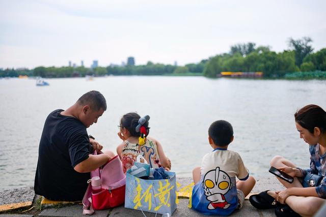 初秋傍晚时分，静坐大明湖畔静享慢时光