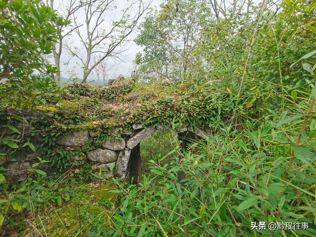 偏远乡野中寻找一个古寺遗址，探险一个深邃溶洞