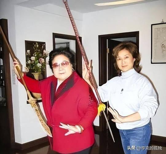 吃里爬外，永不回国？她带领30名演员选择留美，如今年过花甲归来
