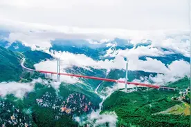 中英双语 | 秋平：新时代十年伟大变革的里程碑意义图片