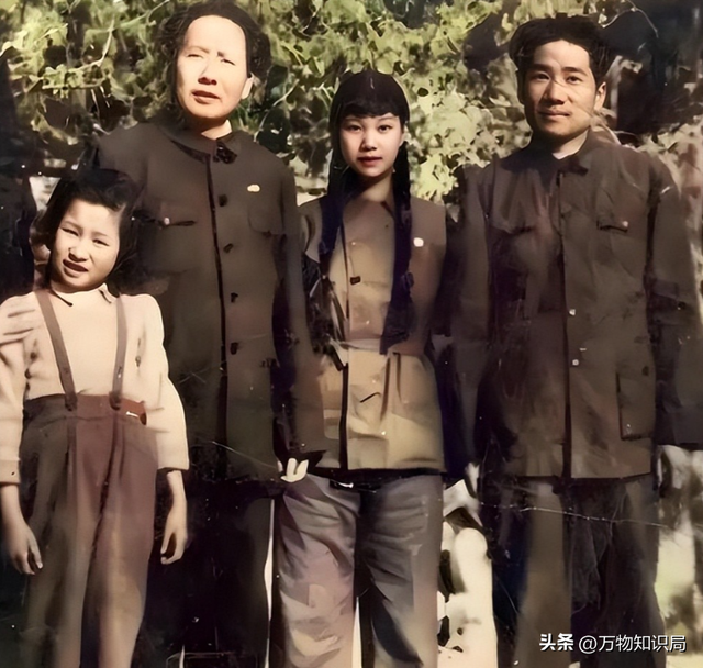 1962年	，刘思齐和杨茂之新婚后，去探望毛主席，珍贵合影留存