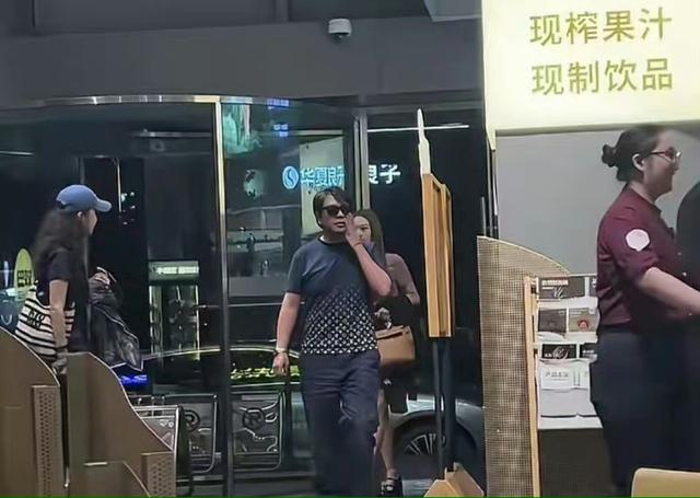 郎朗夫妻郑州吃火锅，吉娜穿短裙身材火辣，丈夫发福胖到不敢认