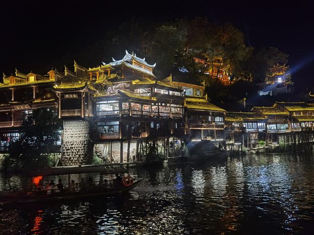 凤凰一瞥，《边城》依旧