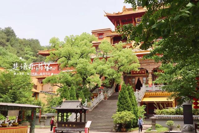 浙江绍兴曹娥江畔的古寺，黄墙黄瓦掩映在青山之间，幽静而美丽