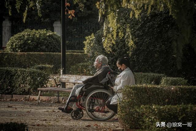 越来越多老人独居，其实最该准备的不是钱，而是这几样东西