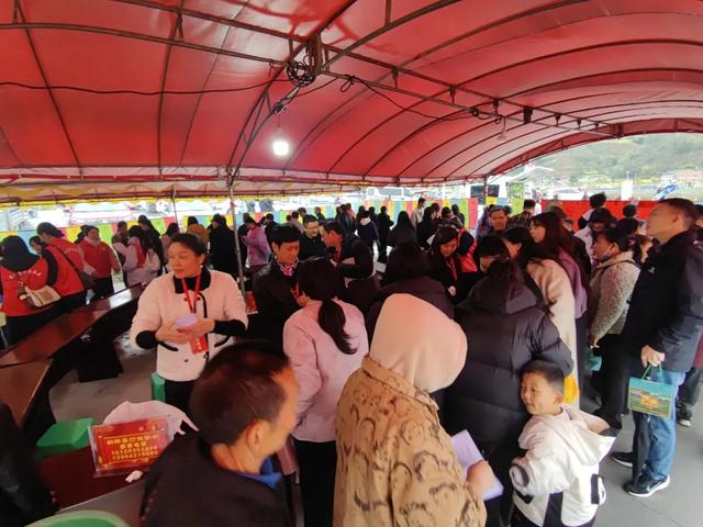 人气爆棚!桐梓春季“村晚”圈粉外地游客!