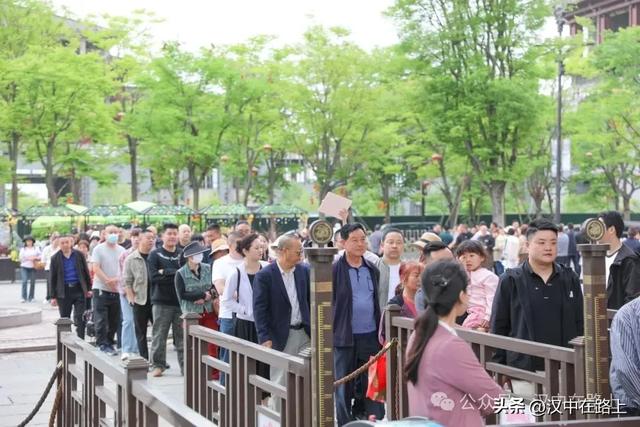 点赞！汉中这几位出租车司机获兴汉胜境景区表彰！