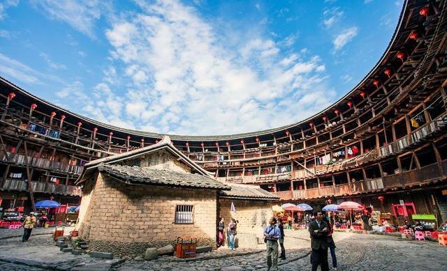 不愧是神秘壮观的东方古城堡！探秘永定土楼，赏世界奇观！