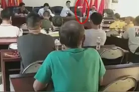 镇长砸水瓶遭村民拍桌回怼？当地回应图片