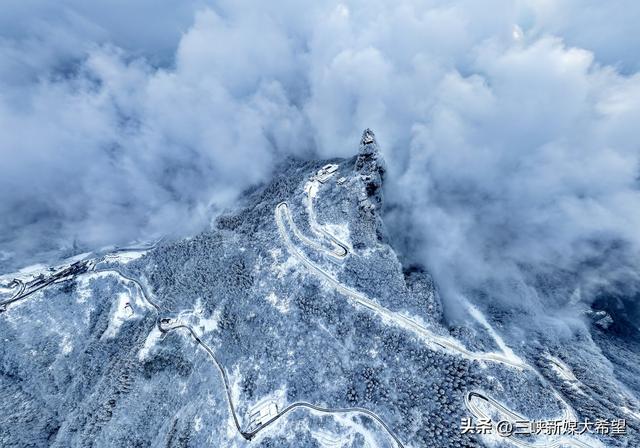 长阳天柱山迎2026年首场大雪云海美如仙境