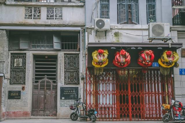 我在酒吧兼职调酒，一个风韵犹存的少妇成了常客，她只点我调的酒