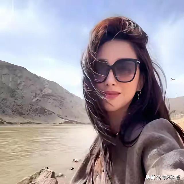 朱珠素颜自驾318国道，墨镜遮不住灵动，高原风光衬得她更绝