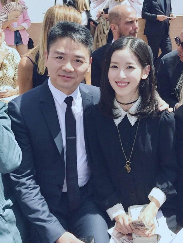 刘强东夫妇参加APEC峰会，女方穿四万外套气场十足，男方全程服侍