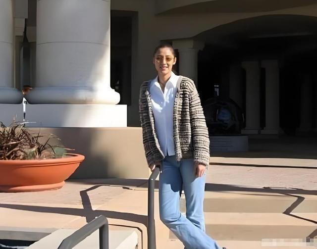 她被称为女排第一美女，离婚后嫁给美国人，如今56岁生活滋润美满