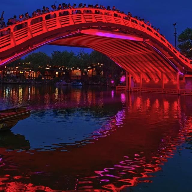 我是上海人，去清明上河园见惯高楼，遇宋装人员懂打卡还藏多门道