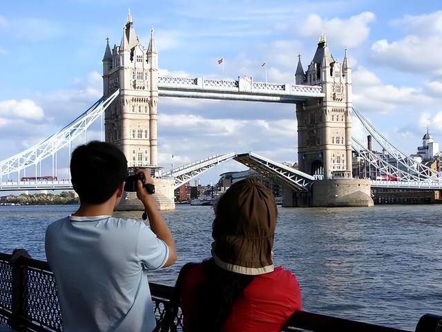 继德国之后，英国也开始贴出“中文标语”？中国游客：不能够接受