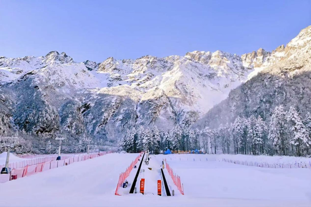 从“上班”到“上板”：“滑”式过冬在阿坝，引领冬游新热潮