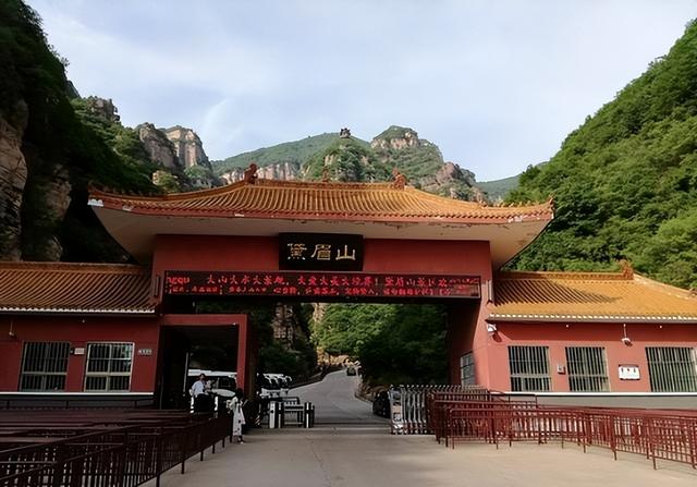 人山人海只看不买，年轻人报复性白嫖，景区赚不到钱了？